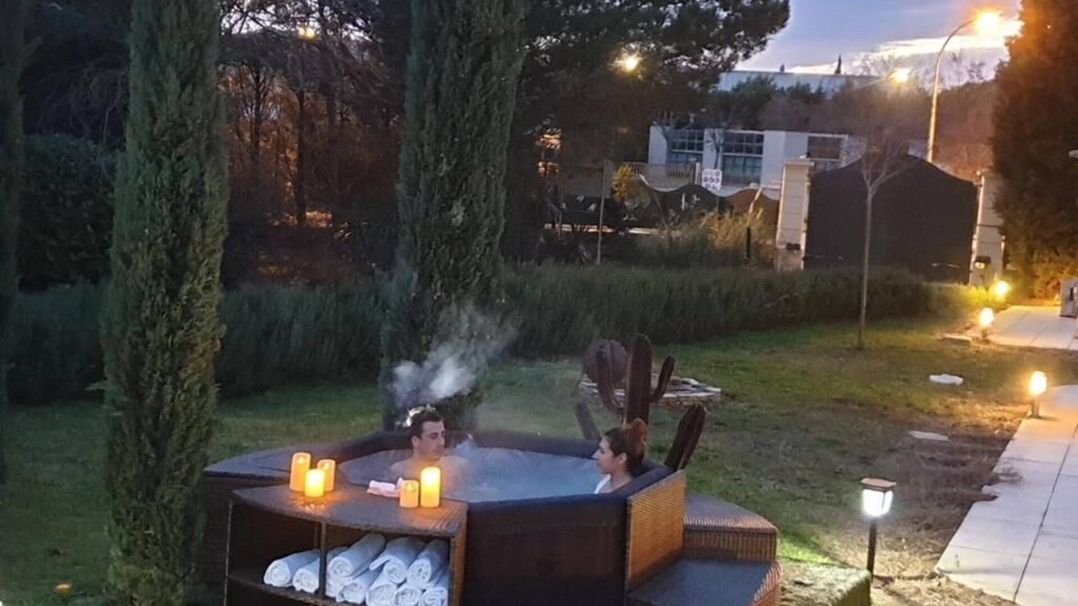 Rousset Hotel | Déjeunez Sous l'Arbre