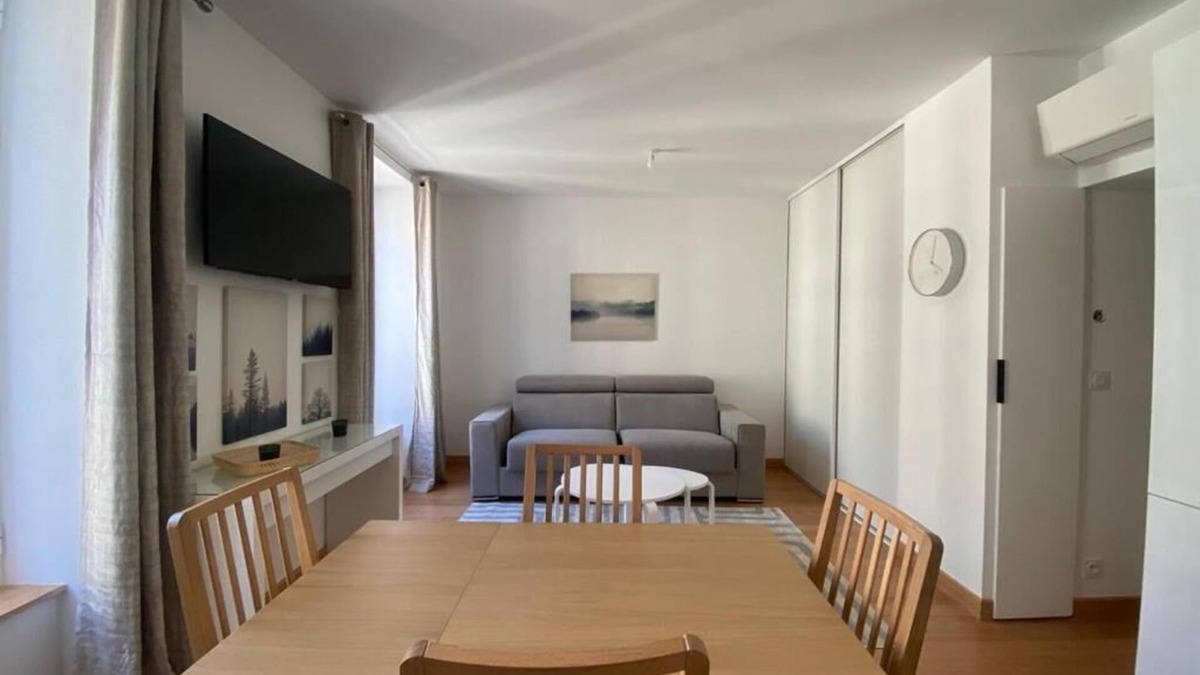 Liberation Apartment | Détendez Vous Dans cet Appartement 2 Pièces Calme Élégant Rénové Entièrement