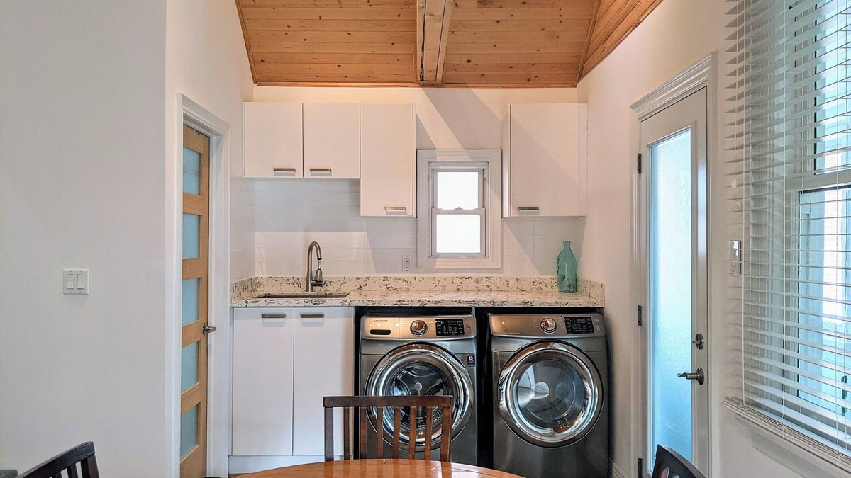 New Toronto House | D&D Hideaway in South Etobicoke. Cozy 3-BR Home w/ Garden Nr Lake & Parks.