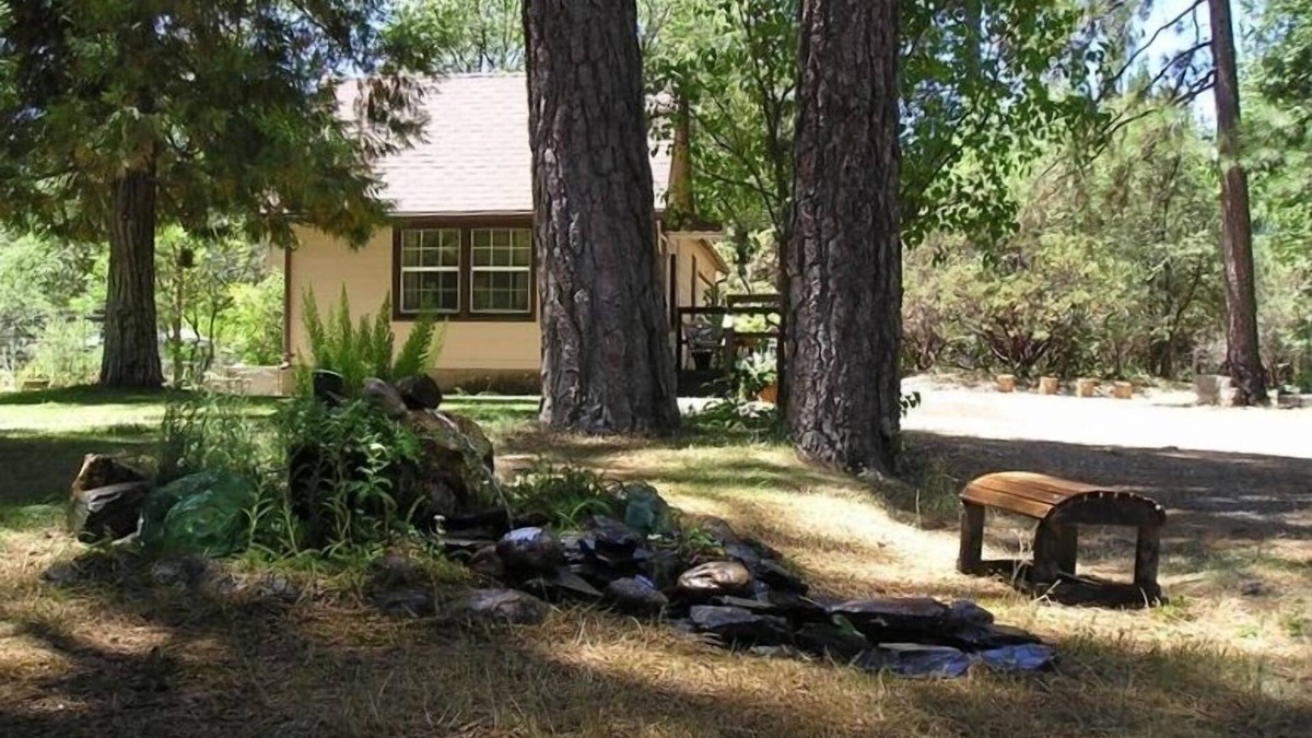 Mariposa Cottage | D&E Digs/Relax in the Woods Under Starlit Skies.
