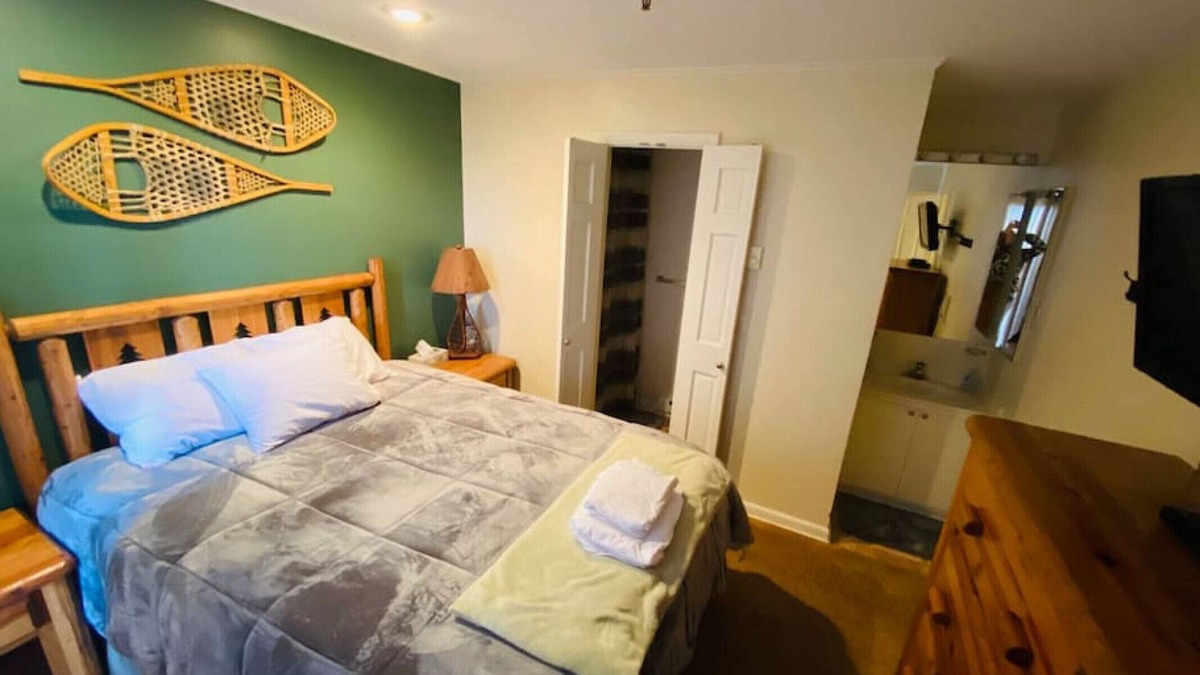 Ghent Condo | D104 · Winterplace Ski in Ski out condo First floor! D104