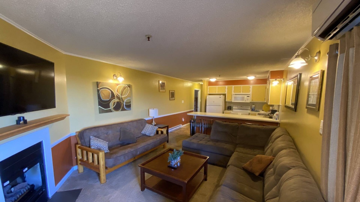 Ghent Condo | D203 - Ski in !! And Ski Out !!
