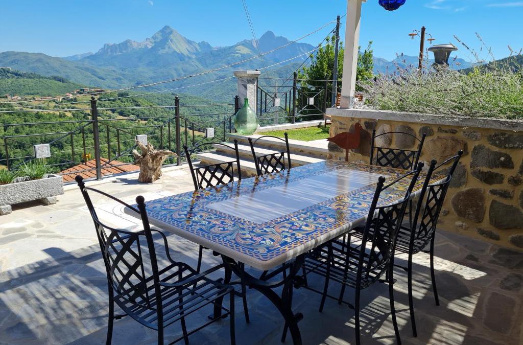Casola in Lunigiana House | DA ERCOLE casa vacanze di lusso con giardino, piscina e idromassaggio.