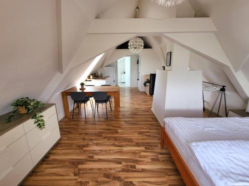 Munchen District Apartment | Dachgeschosswohnung 1 - Apartments am Schloss