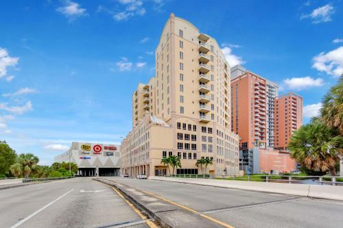 Glenvar Heights Apartment | Dadeland Towers by Miami Vacations
