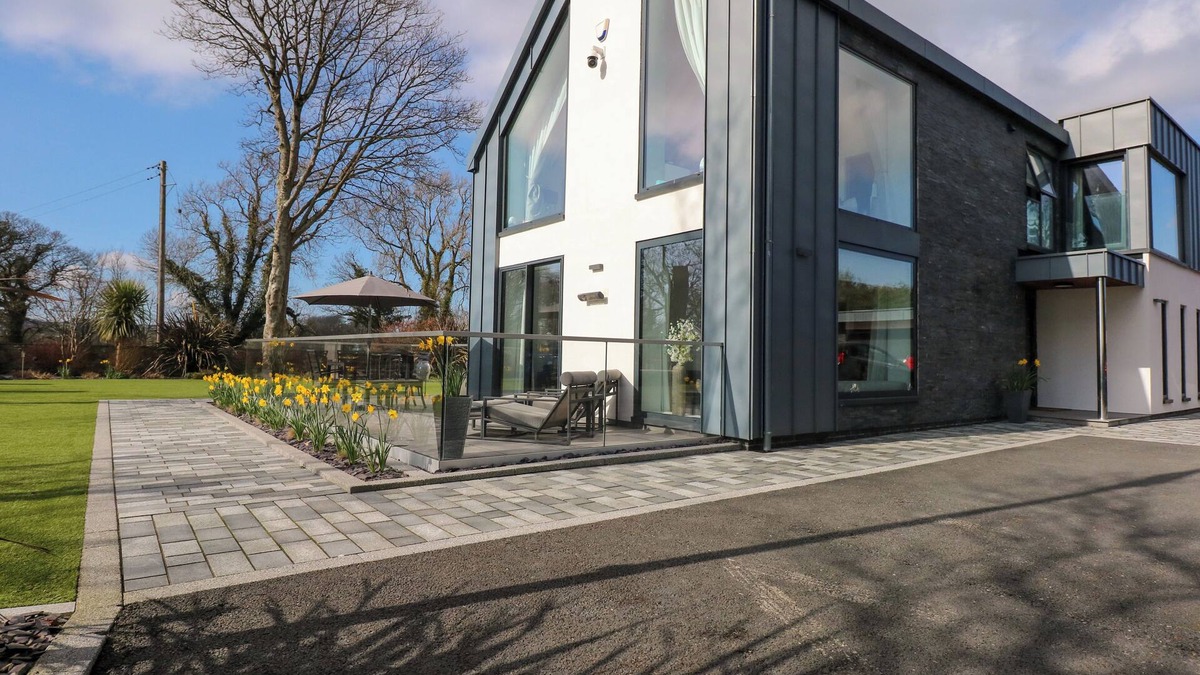 Llangefni Cottage | DAFARN NEWYDD STUDIO, romantic, with a garden in Llangefni