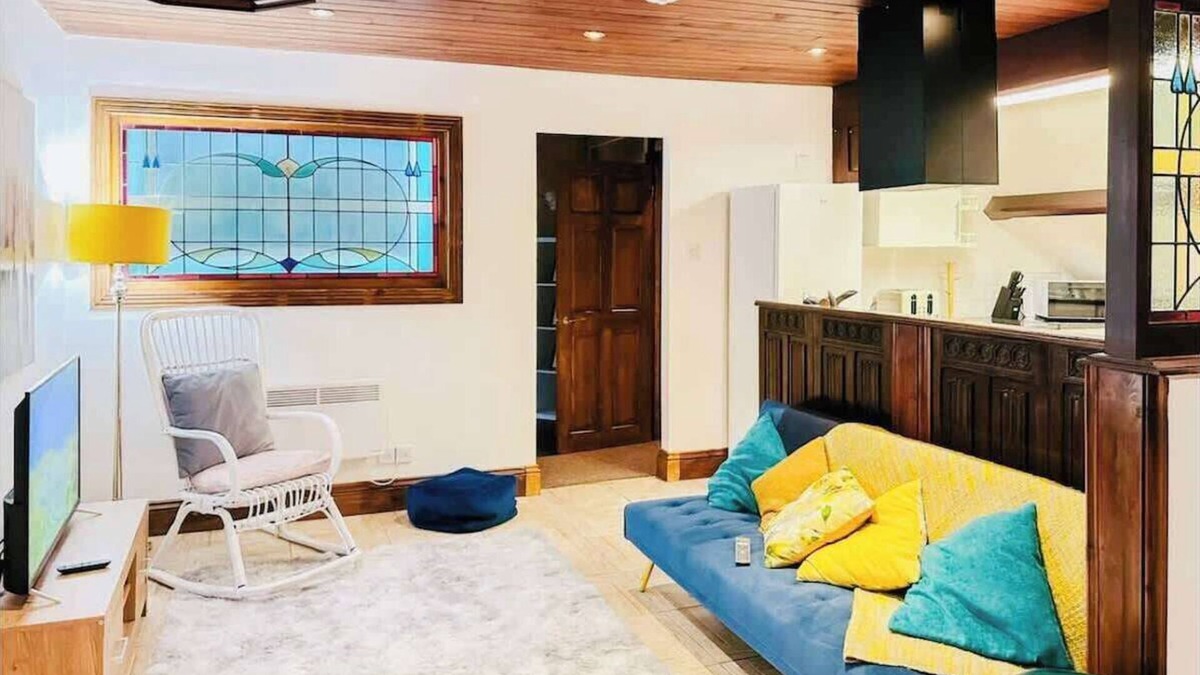 Cwm Frwd Oer House | Daffodil Apartment 4 Bedroom in Pontypool