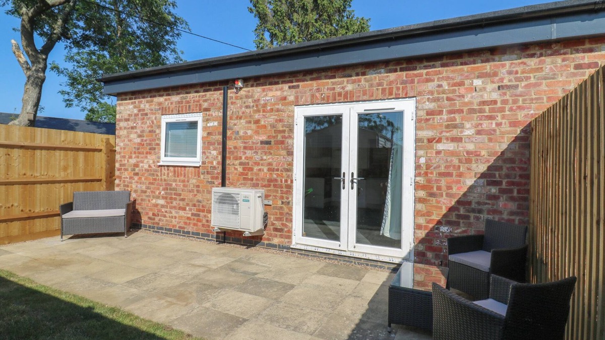Earls Barton Cottage | DAFFODIL, pet friendly, character holiday cottage in Northampton
