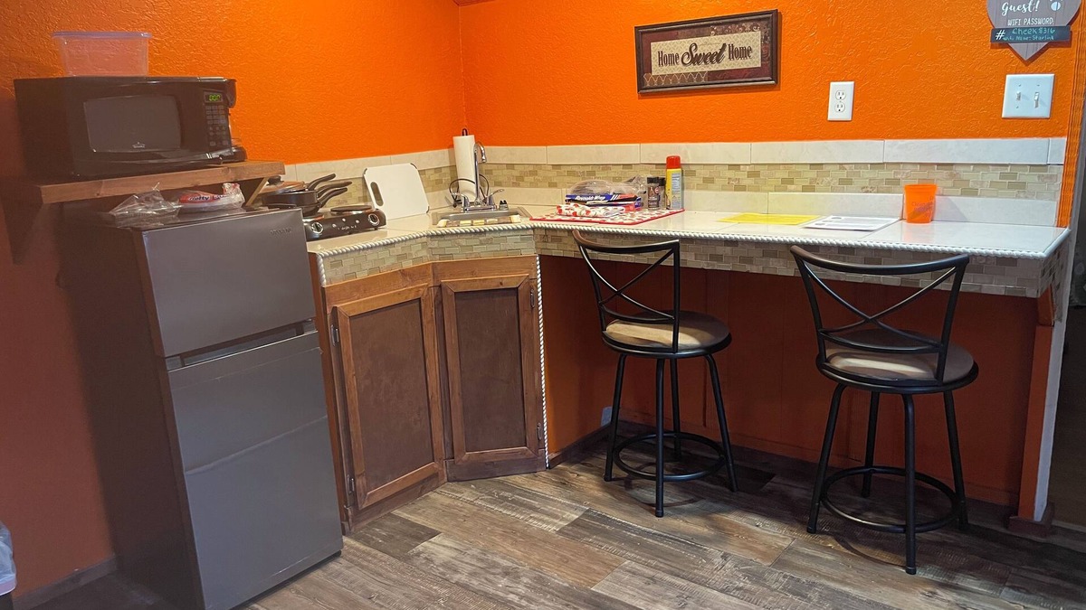 Baxley House | DAH Suites are clean, affordable private rooms with in a country setting.