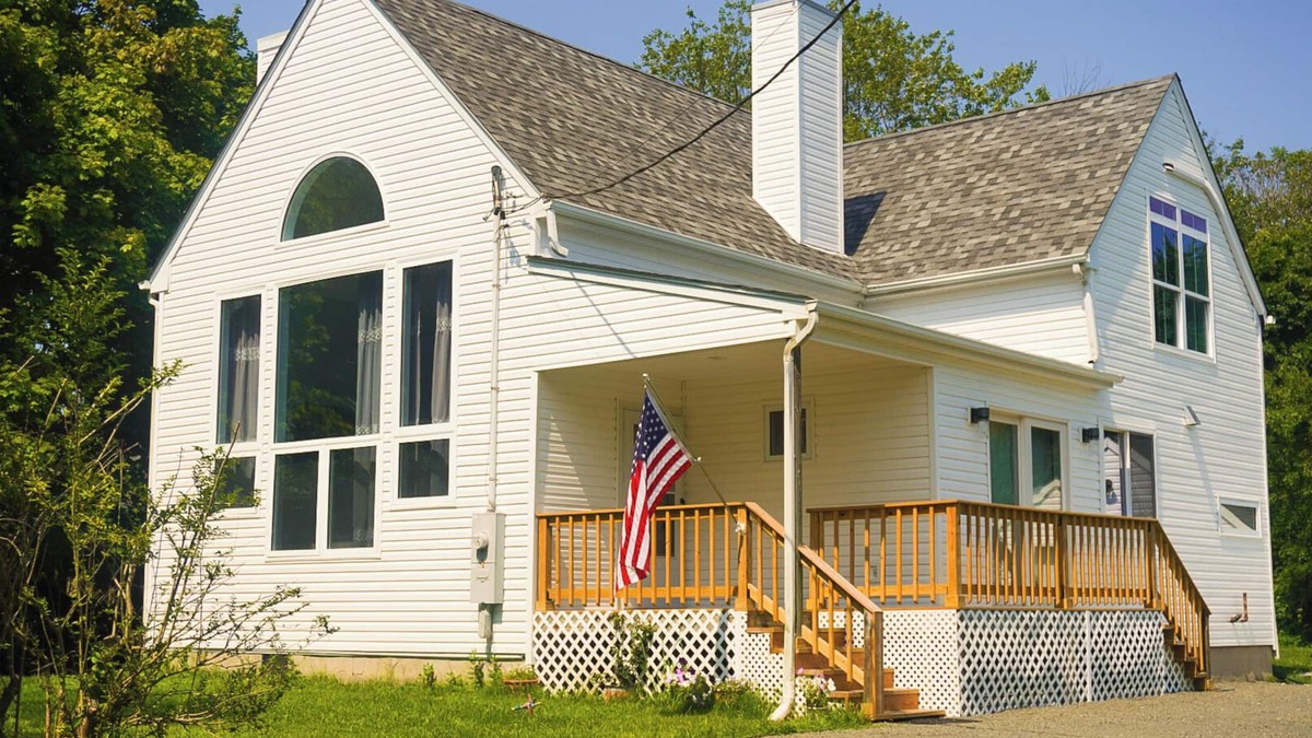 Mastic Beach House | Dahlia by the Bay, walking distance from marina