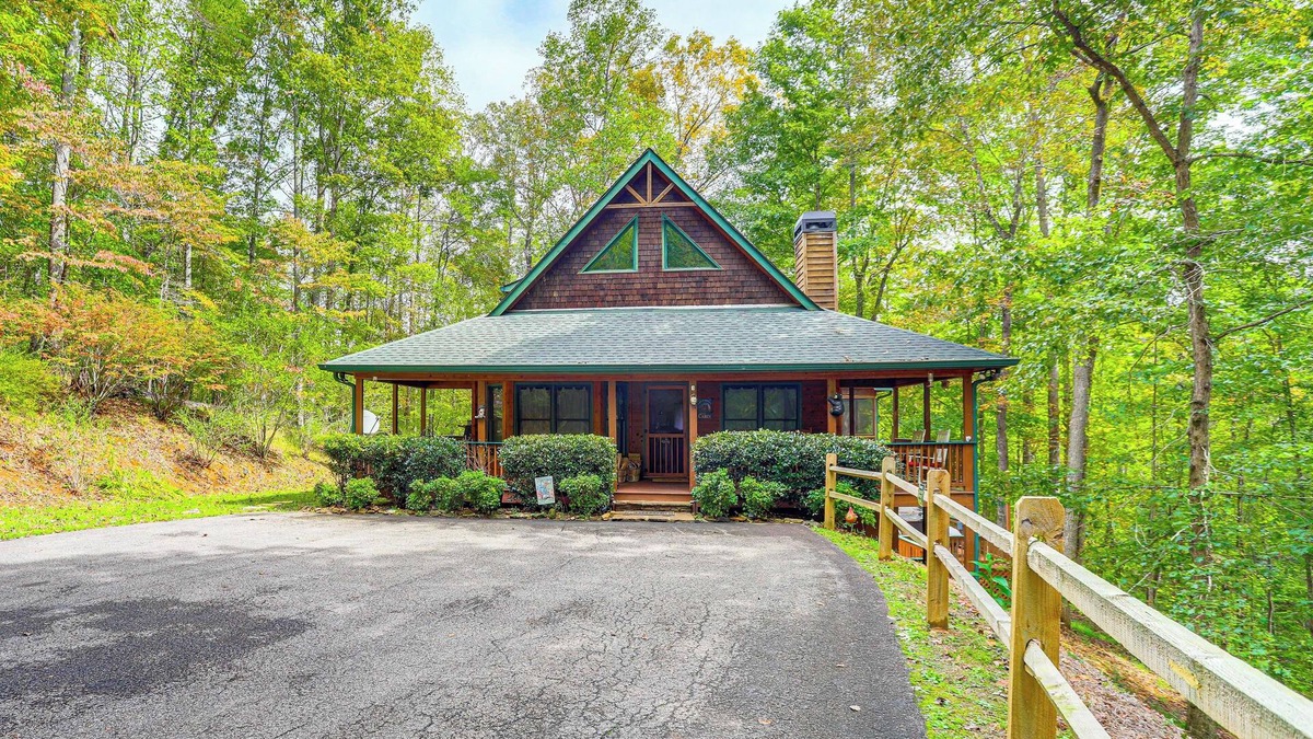 Dahlonega Cabin | Dahlonega Cabin w/Hot Tub, 4 Mi to Downtown!