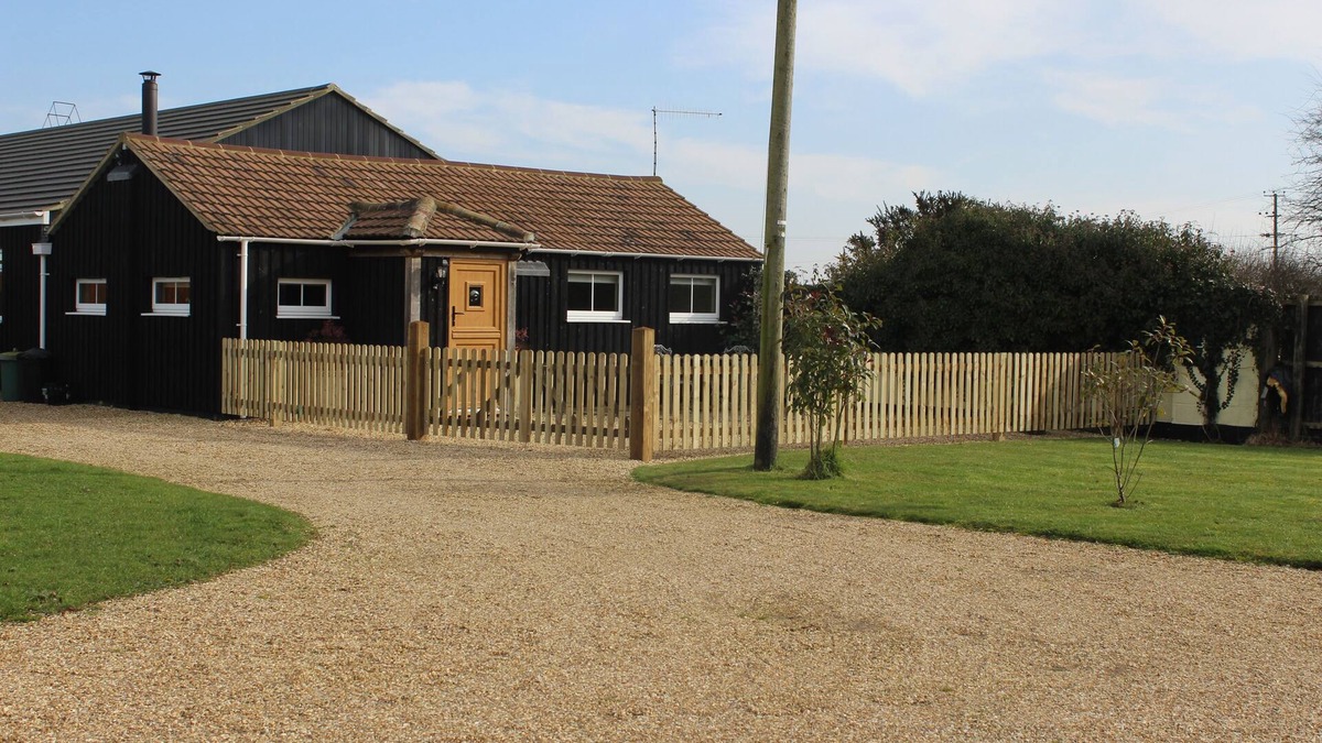 South Gorley Cottage | DAIRY COTTAGE. Delightful luxury rustic cottage nr New Forest and South Coast.
