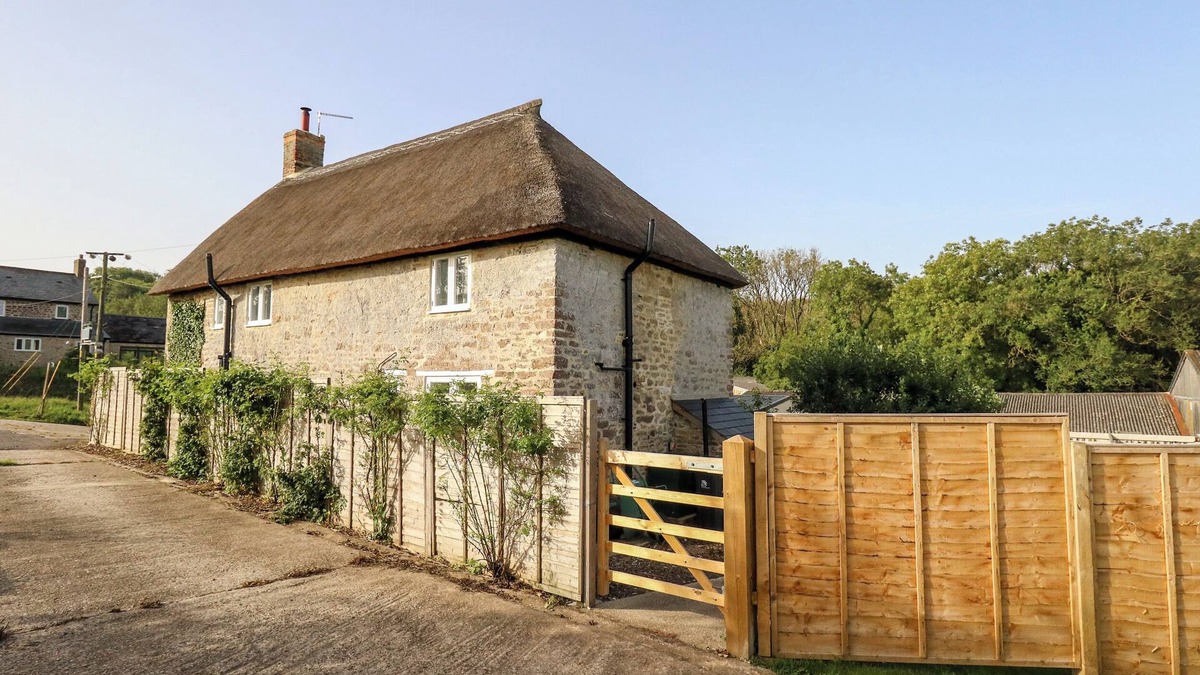 Littlebredy Cottage | DAIRY COTTAGE, pet friendly, character holiday cottage in Abbotsbury