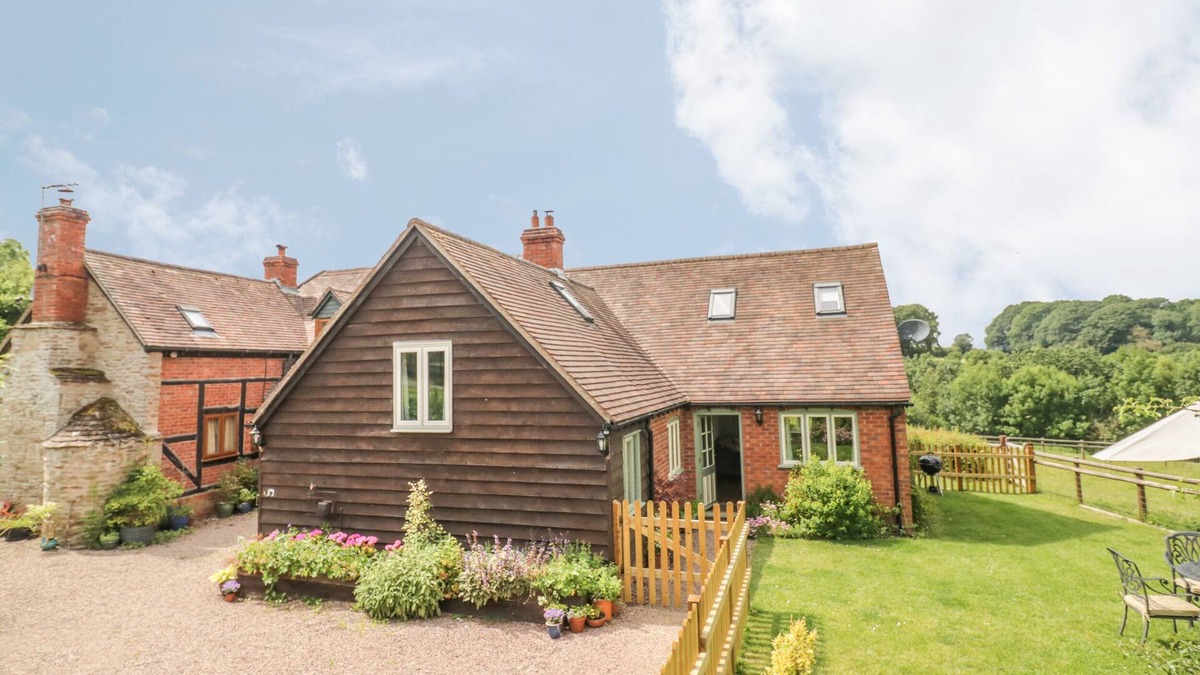 Upper Sapey Cottage | DAISY COTTAGE, pet friendly, with a garden in Hanley William