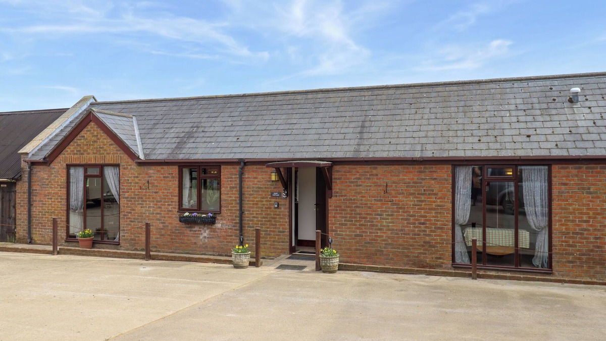 Whitchurch Canonicorum Cottage | DAISY COTTAGE, pet friendly, with hot tub in Charmouth