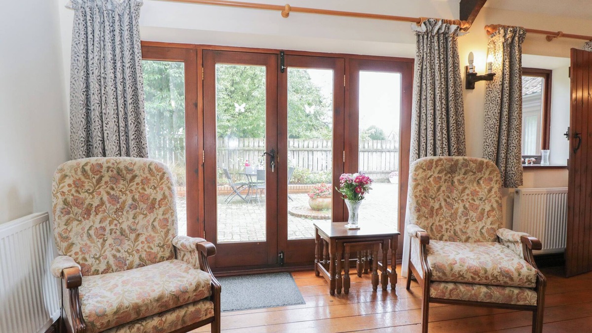 Chipping Sodbury Cottage | DAISY COTTAGE, pet friendly, with a garden in Chipping Sodbury