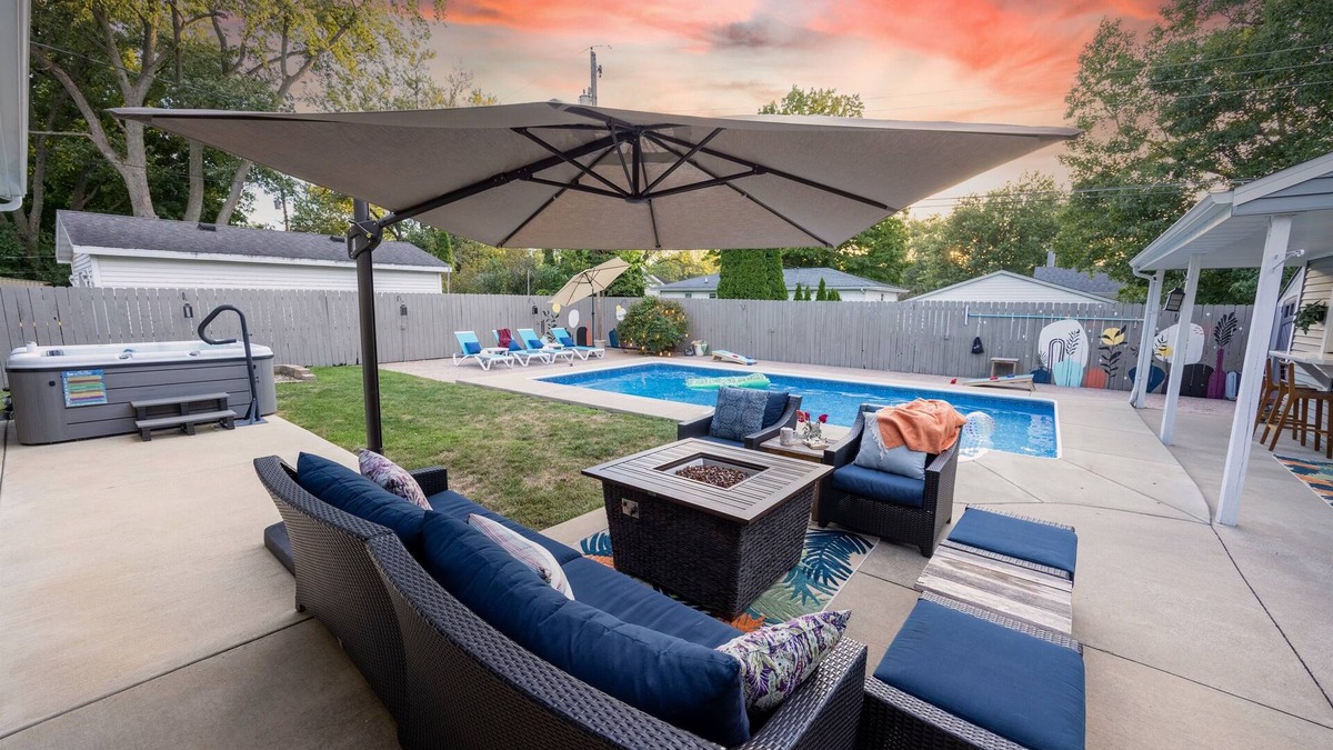 Normal House | Daisy Lane | Hot Tub | Heated Pool | Pool House
