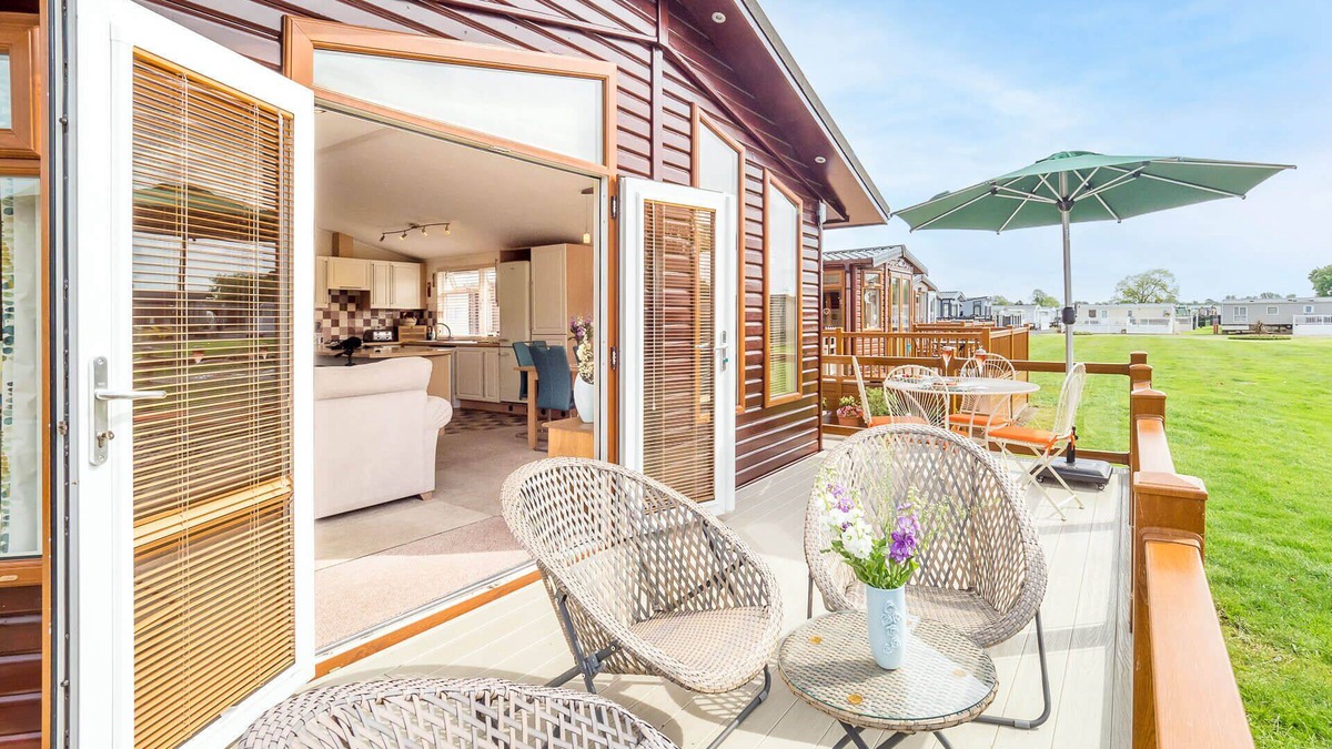 Tiddington Cabin | Daisy Lodge - peaceful, pet friendly luxury lodge in Shakespeare's Stratford