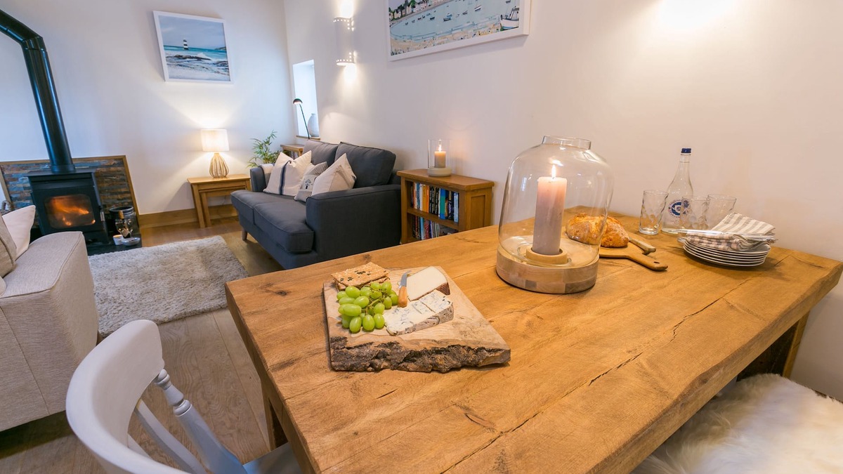 Llanfaethlu Apartment | Daisy Moo - sleeps 6 guests in 3 bedrooms