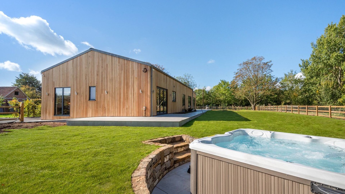 East Dereham House | Daisy's Barn - Four Bedroom House, Sleeps 8