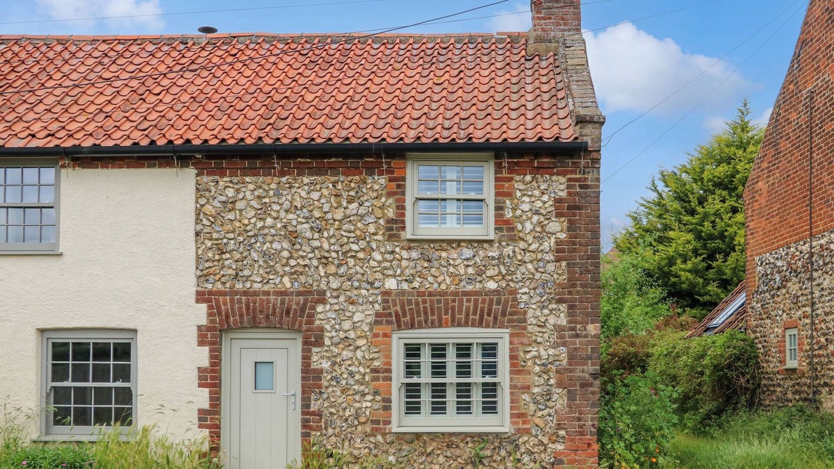 South Creake Cottage | DAISY'S PLACE, pet friendly, with open fire in Little Walsingham