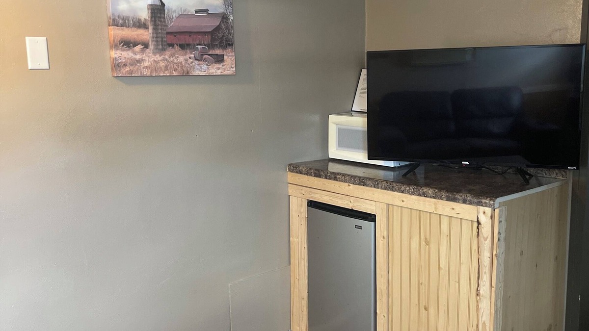 Faulkton Cabin | Dakota Landing Cabins & Motel: #9-Cozy, newly remodeled cabin
