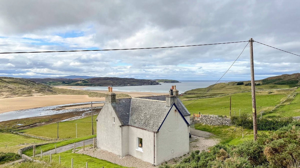 Thurso Cottage | Dalcharn is in a perfect location for exploring, set amongst beautiful views.