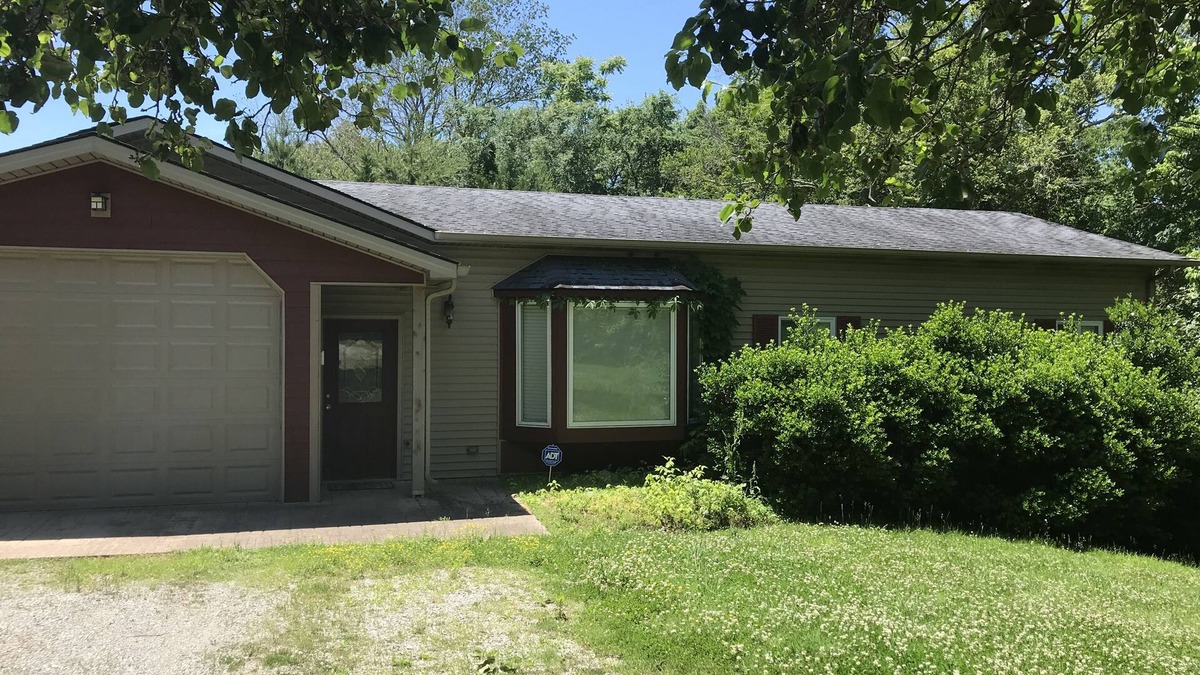 Byrdstown House | Dale Hollow Lake Adorable 2 bed 1.5 bath, hot tub,1 mi from Cove Creek boat ramp