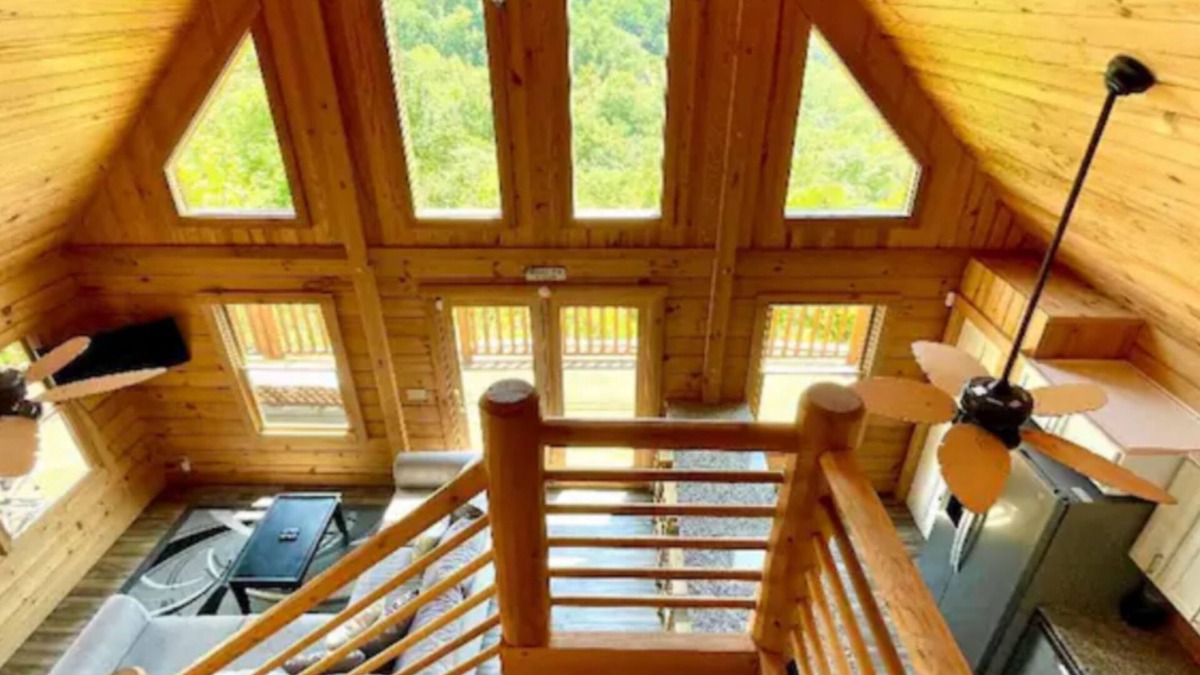 Byrdstown Cabin | Dale Hollow Lakeview Getaway Log Cabin 3 Bedroom 2.5 Baths Scenic View Game Room