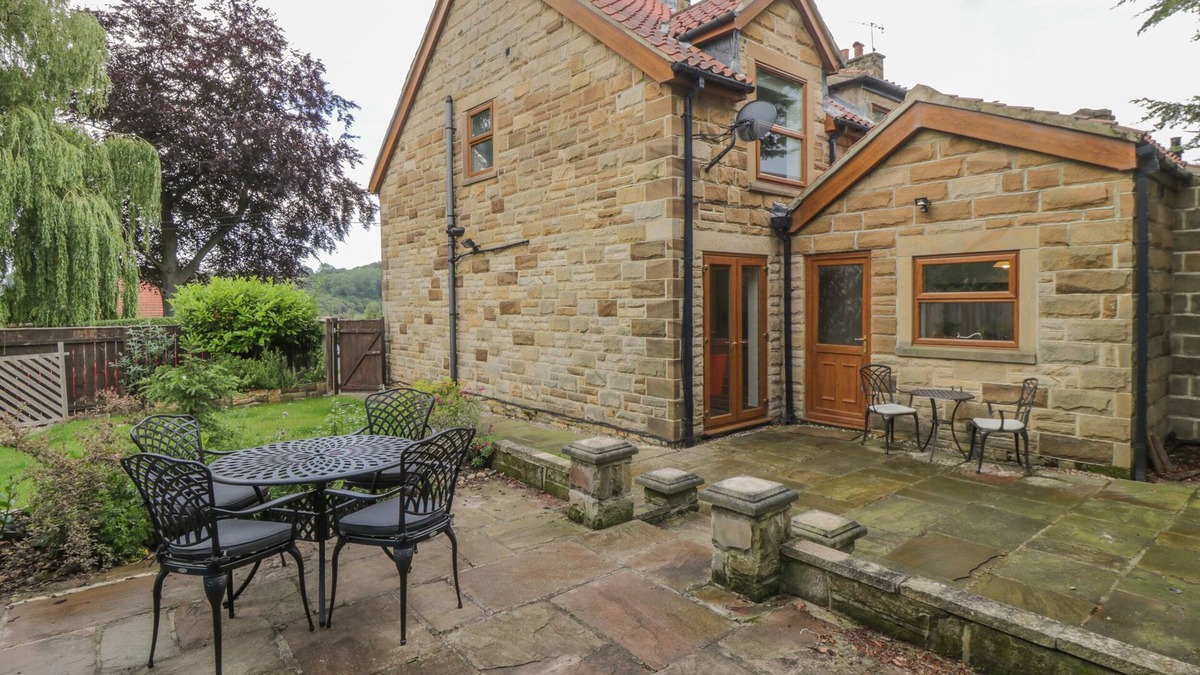 Aislaby Cottage | DALE VIEW, pet friendly, luxury holiday cottage in Sleights