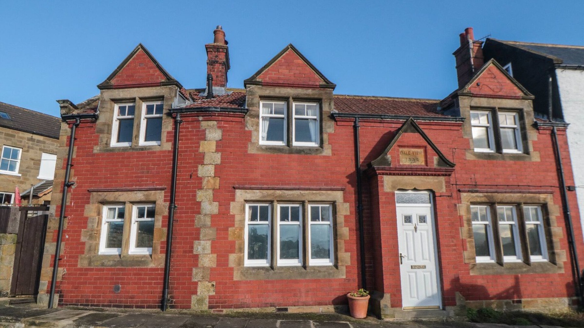 Fylingthorpe House | DALE VIEW, pet friendly, with open fire in Fylingthorpe