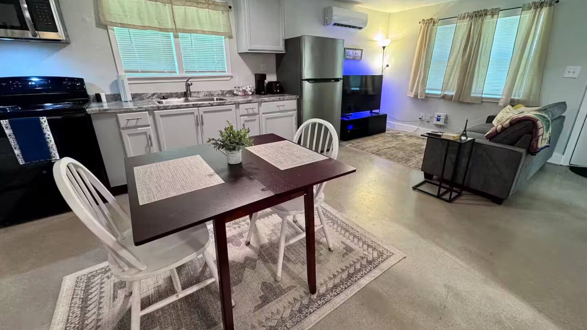 Oak Cliff Apartment | Dallas - Bishop Arts Guest Studio - Pet Friendly!