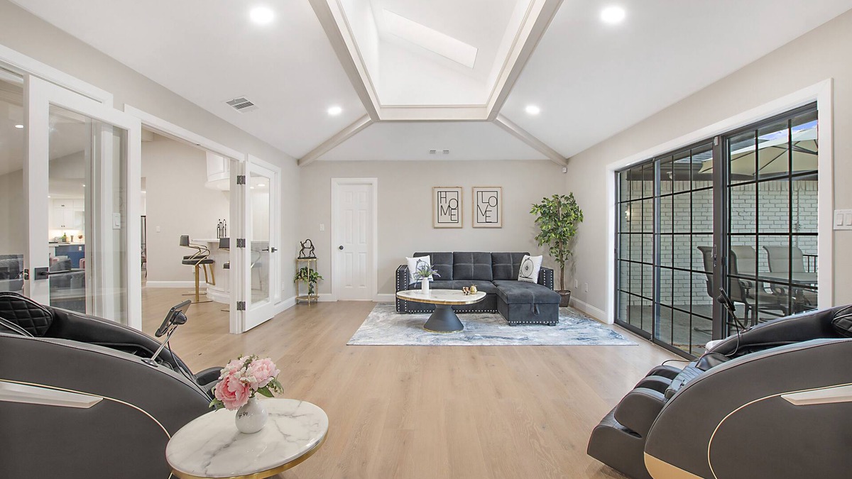Park Central House | ★Dallas Spacious Luxe House Modern 4BR w/Heated Pool, Spa Sleeps 14+★