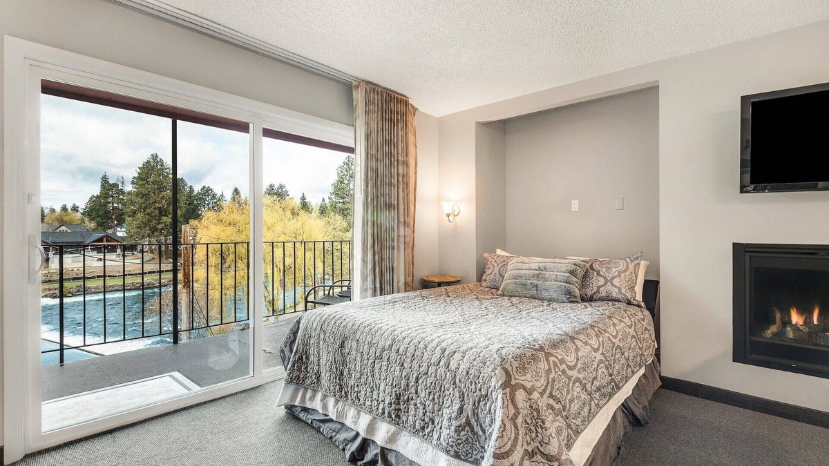 Orchard District Condo | "Dam Pretty View" Condo overlooking Deschutes River