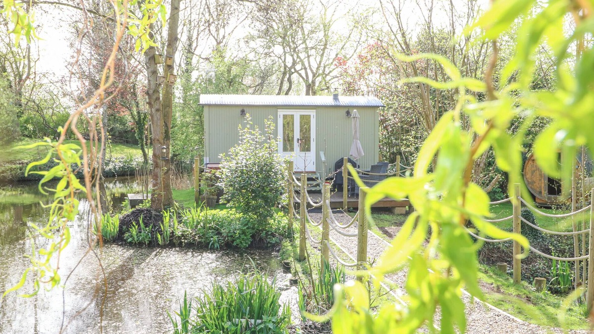 Badwell Ash Cottage | DAMSEL SHEPHERDS HUT, romantic, with hot tub in Badwell Ash