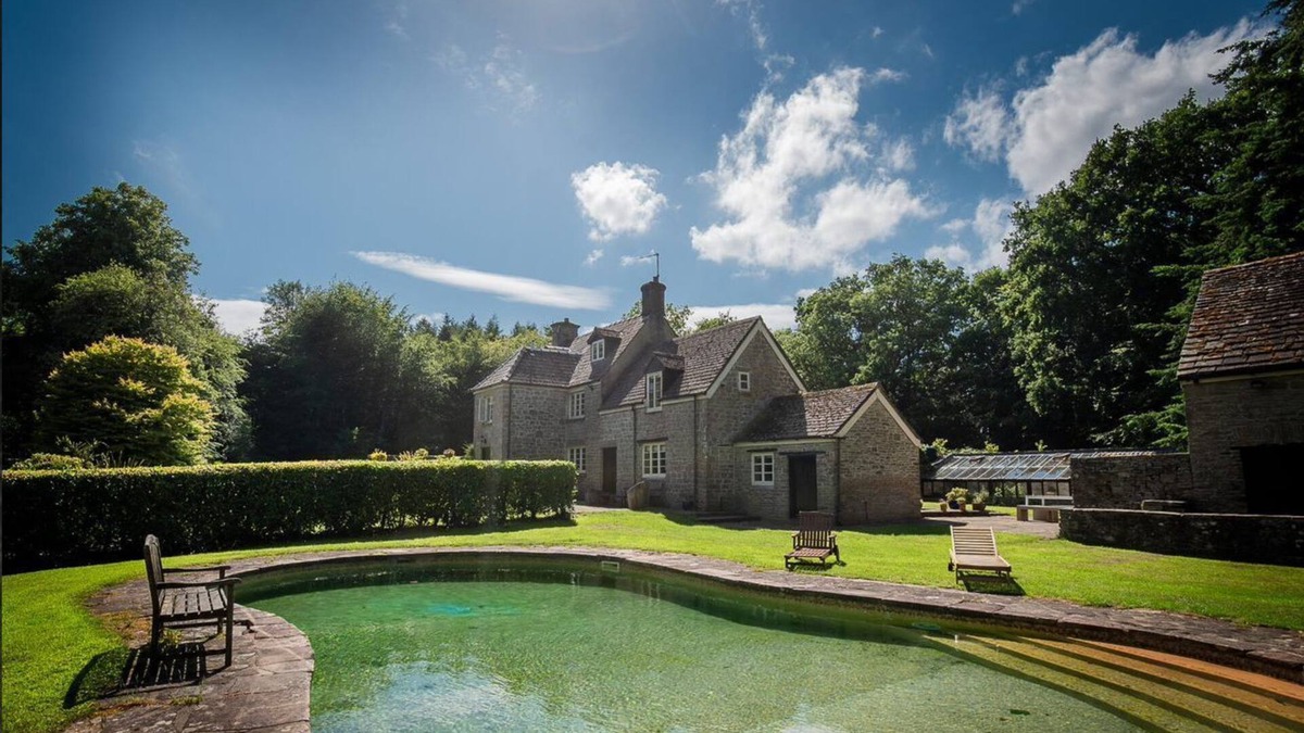 Lydney Cottage | Danby Lodge - a house that sleeps 14 guests in 7 bedrooms