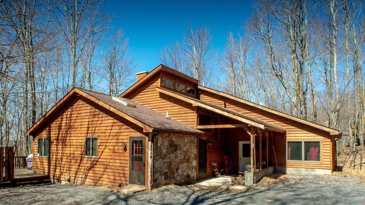 Old Timberline House | Dancing Bear - 349 Ridge RoadnnDancing Bear - Private Wooded Lot, Pet Friendly, Lake Access