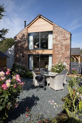 Carlisle House | Dandelion Cottage