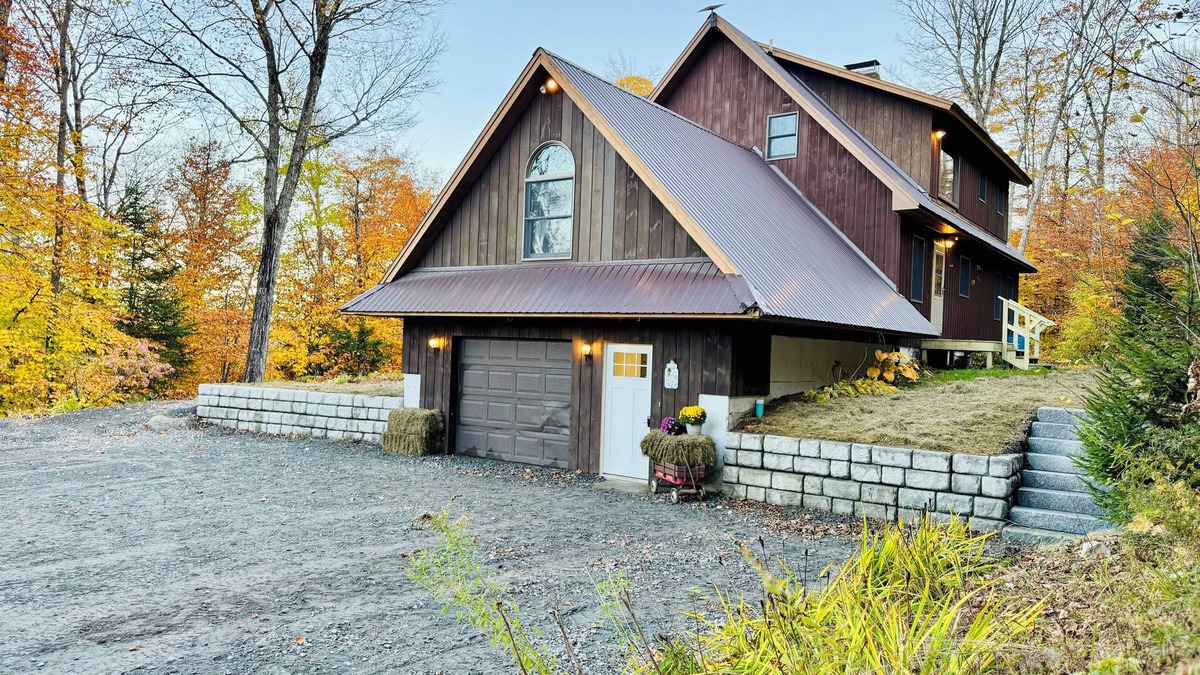 Marshfield Ski Chalet | Danielsons Chalet family friendly peaceful 3200sq.ft home at Groton state forest
