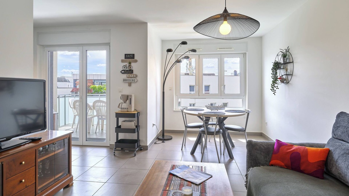 Neudorf Ouest Apartment | Dans les étoiles - 2 bedroom with free parking near to the city center