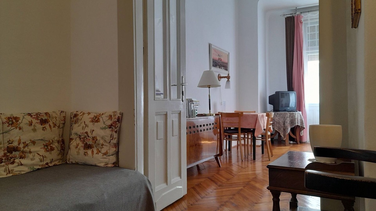Ujlipotvaros Apartment | Danube view home personal welcome near Parliament private tours&home restaurant