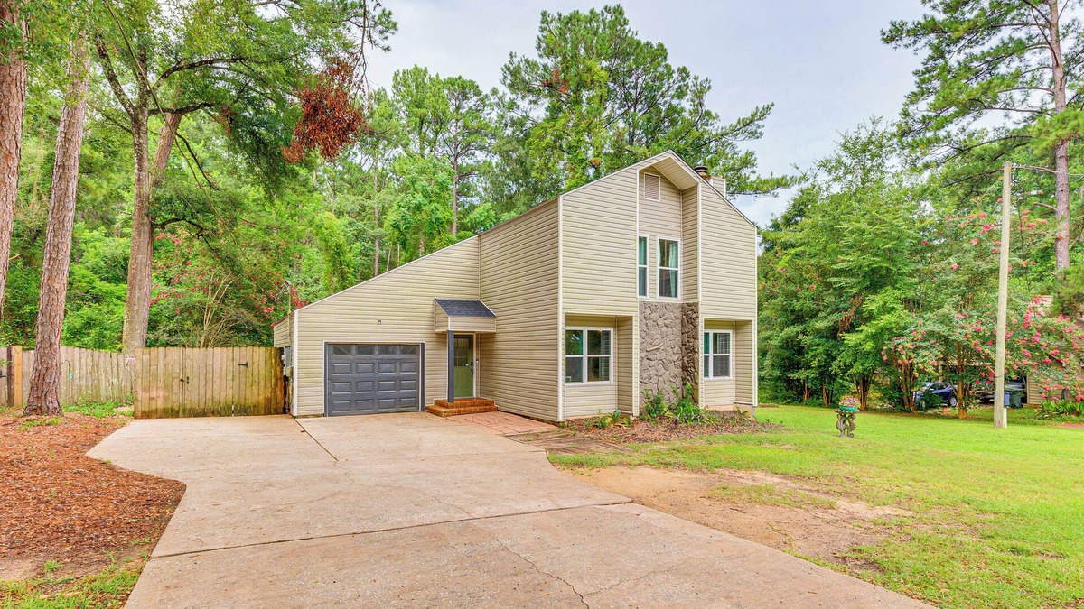 Daphne House | Daphne Home w/Deck: Close to Beaches & Parks!
