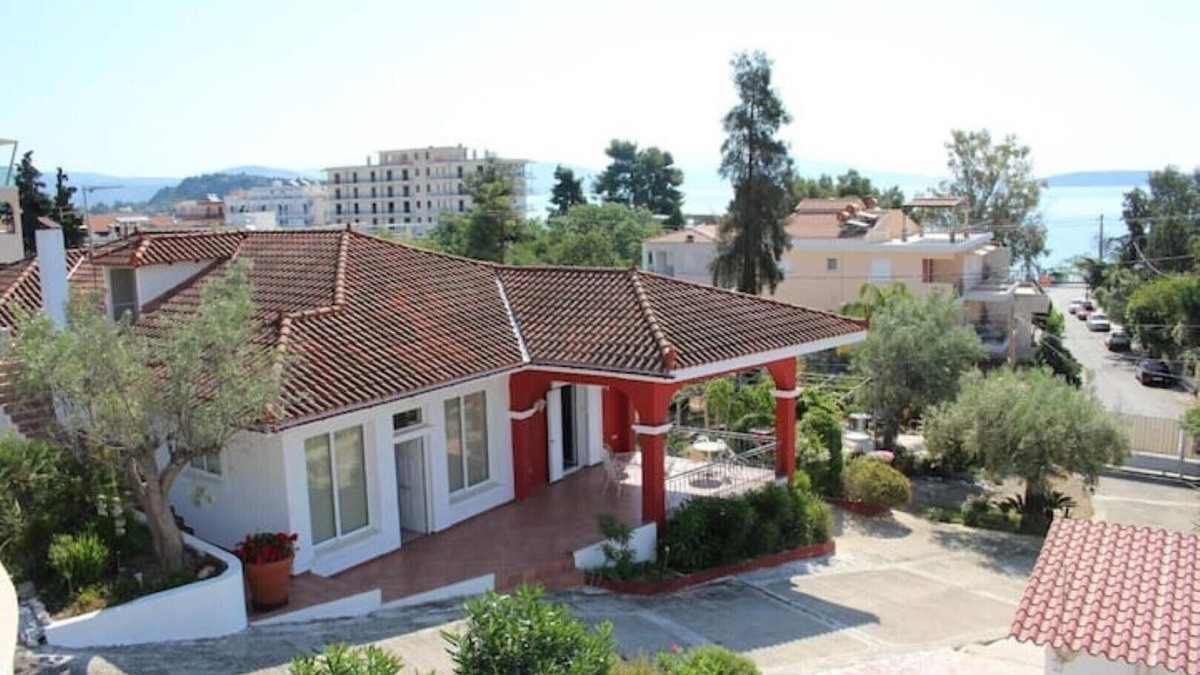 Tolo House | Daphne house