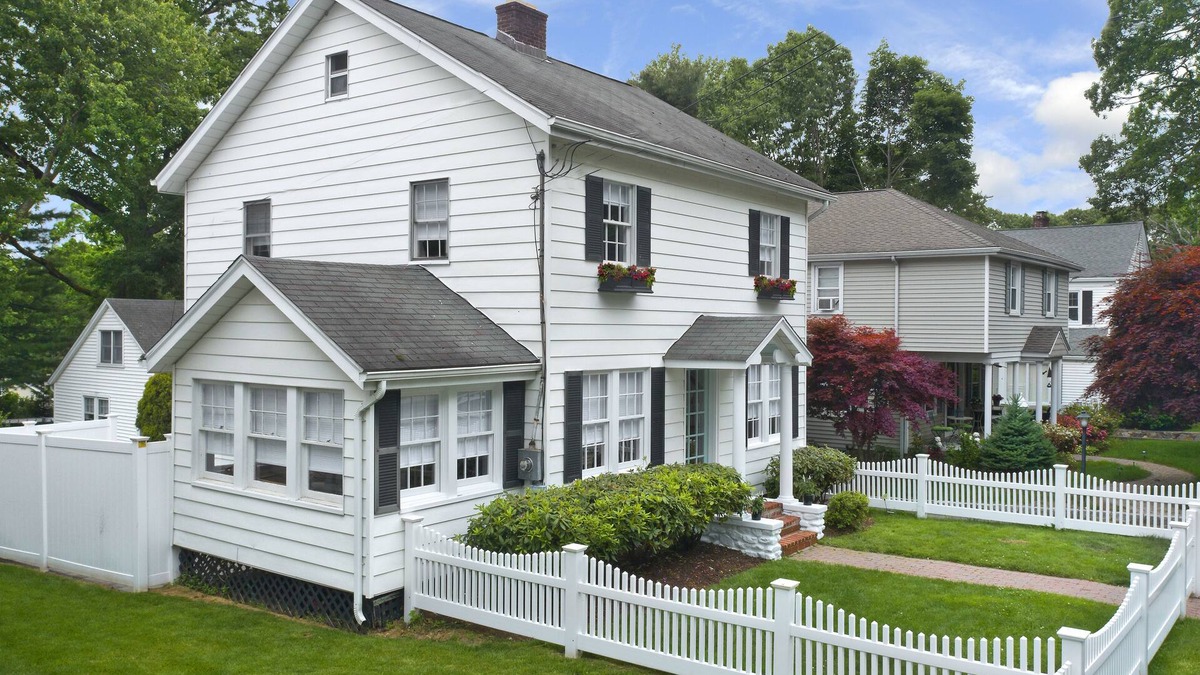 Darien House | Darien, Cozy 3 bd home, fireplace, close to train