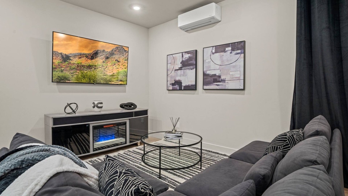 Powelton Village Apartment | Dark Midnight 2.0