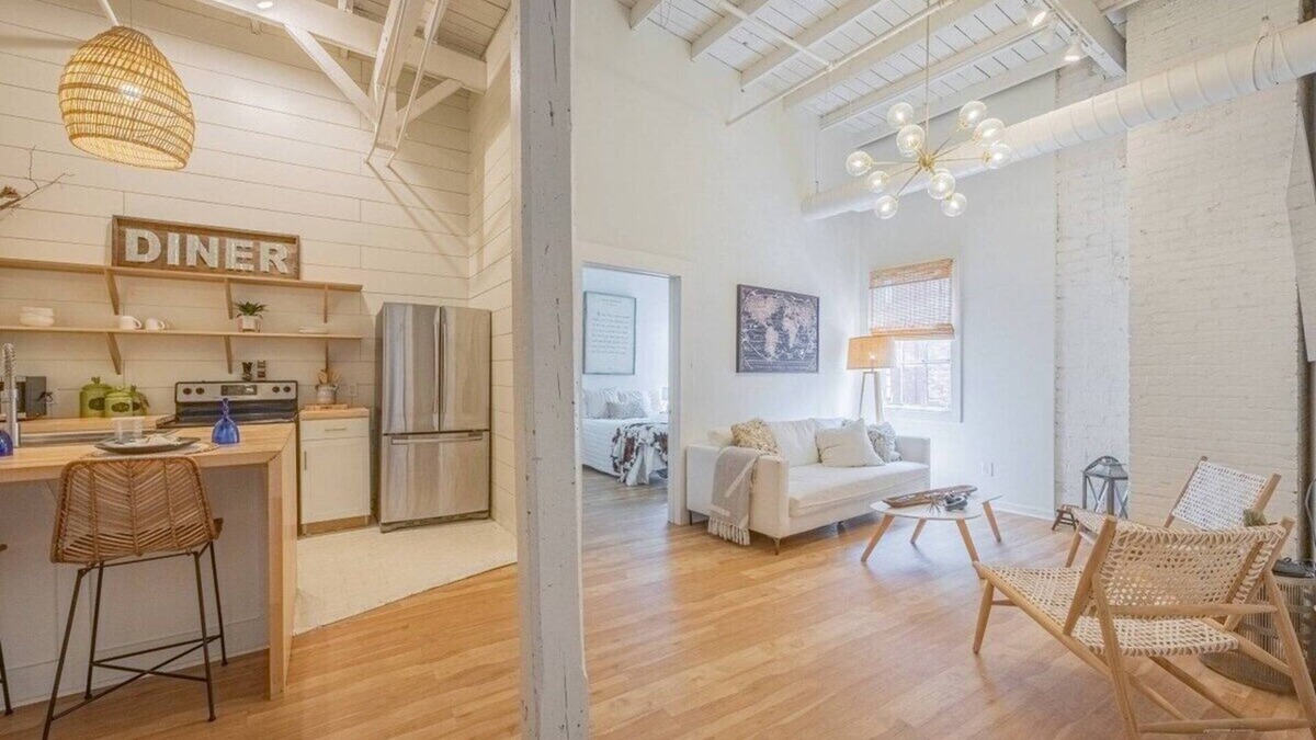 Athens Apartment | Darlin' Downtown Dawghouse