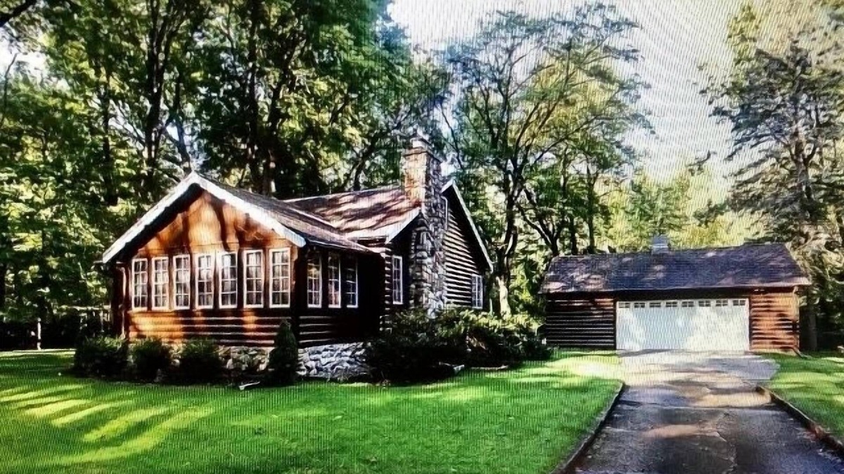 Michigan City Cabin | Darling 3bdrm 2ba cabin on acre; .5 to lake Min. 30 days