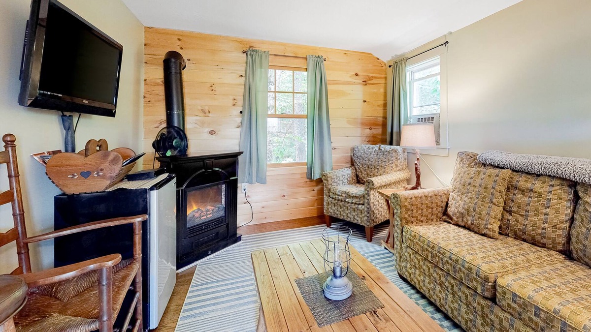 Thornton Cabin | Darling cottage near the river with WiFi, pool, firepit & tennis