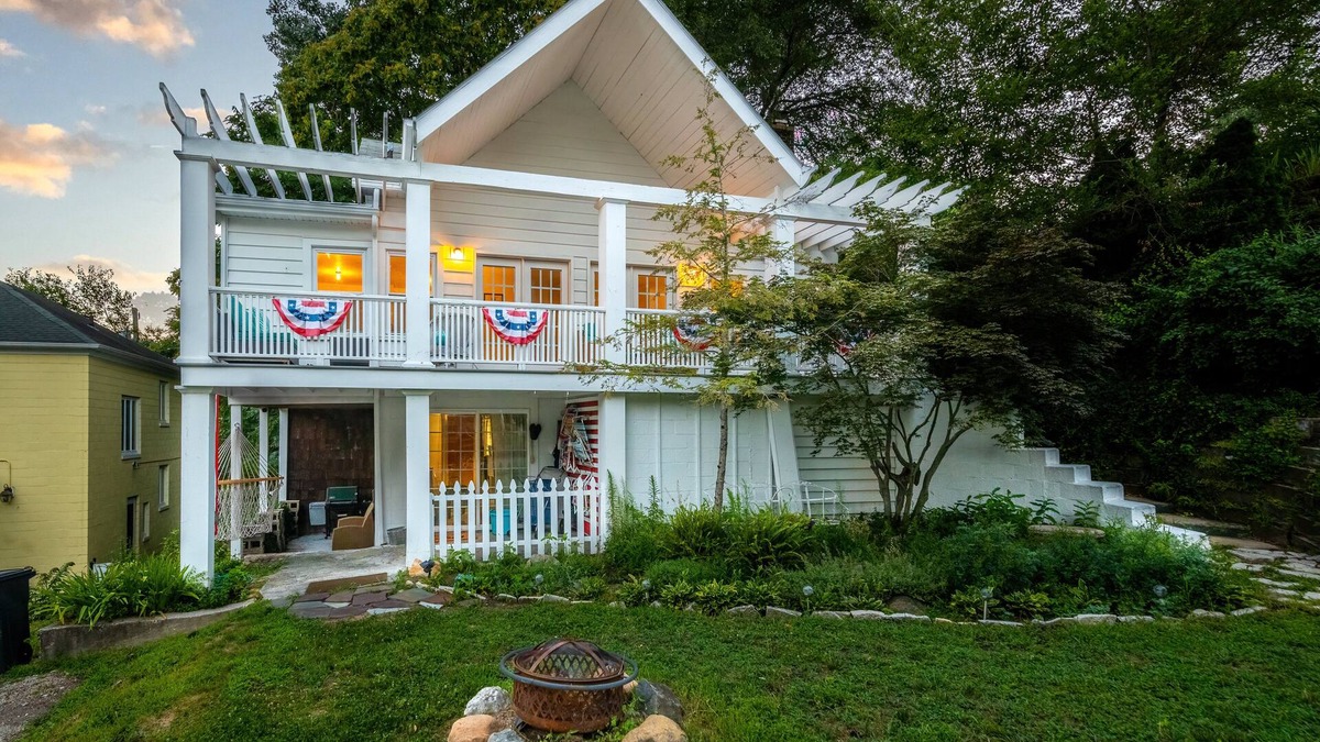 Miller Beach House | Darling Cottage steps from shores of Miller Beach