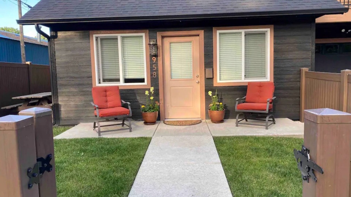 Coeur d'Alene Cottage | Darling Downtown Cottage - summer in CDA!
